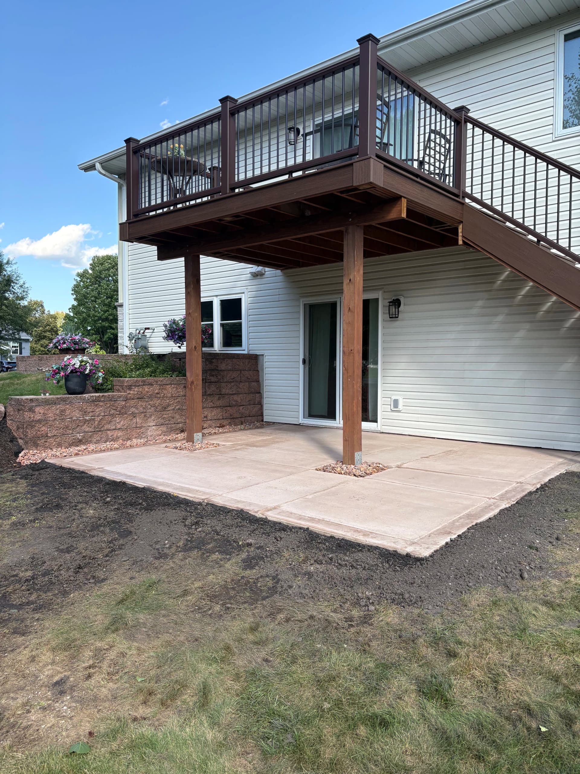 Gallery photos for Sidewalk and Patio Replacement with Autumn Oak Concrete: Image #1