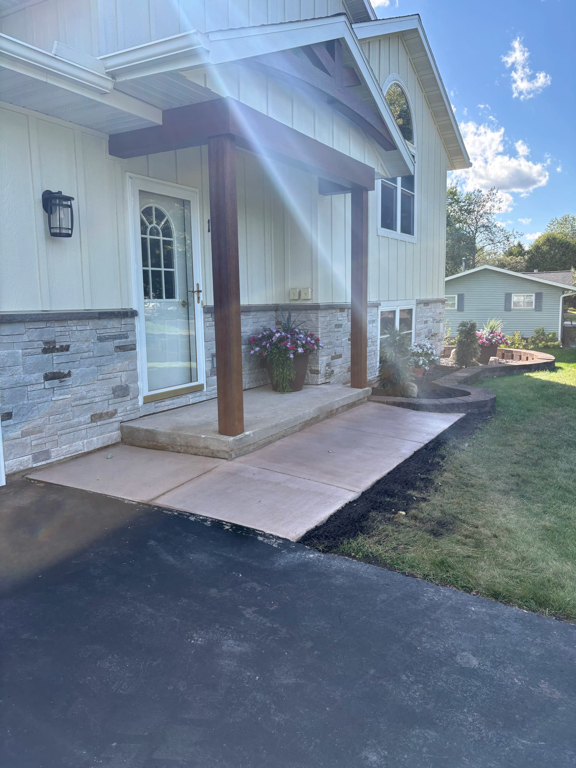 Gallery photos for Sidewalk and Patio Replacement with Autumn Oak Concrete: Image #2