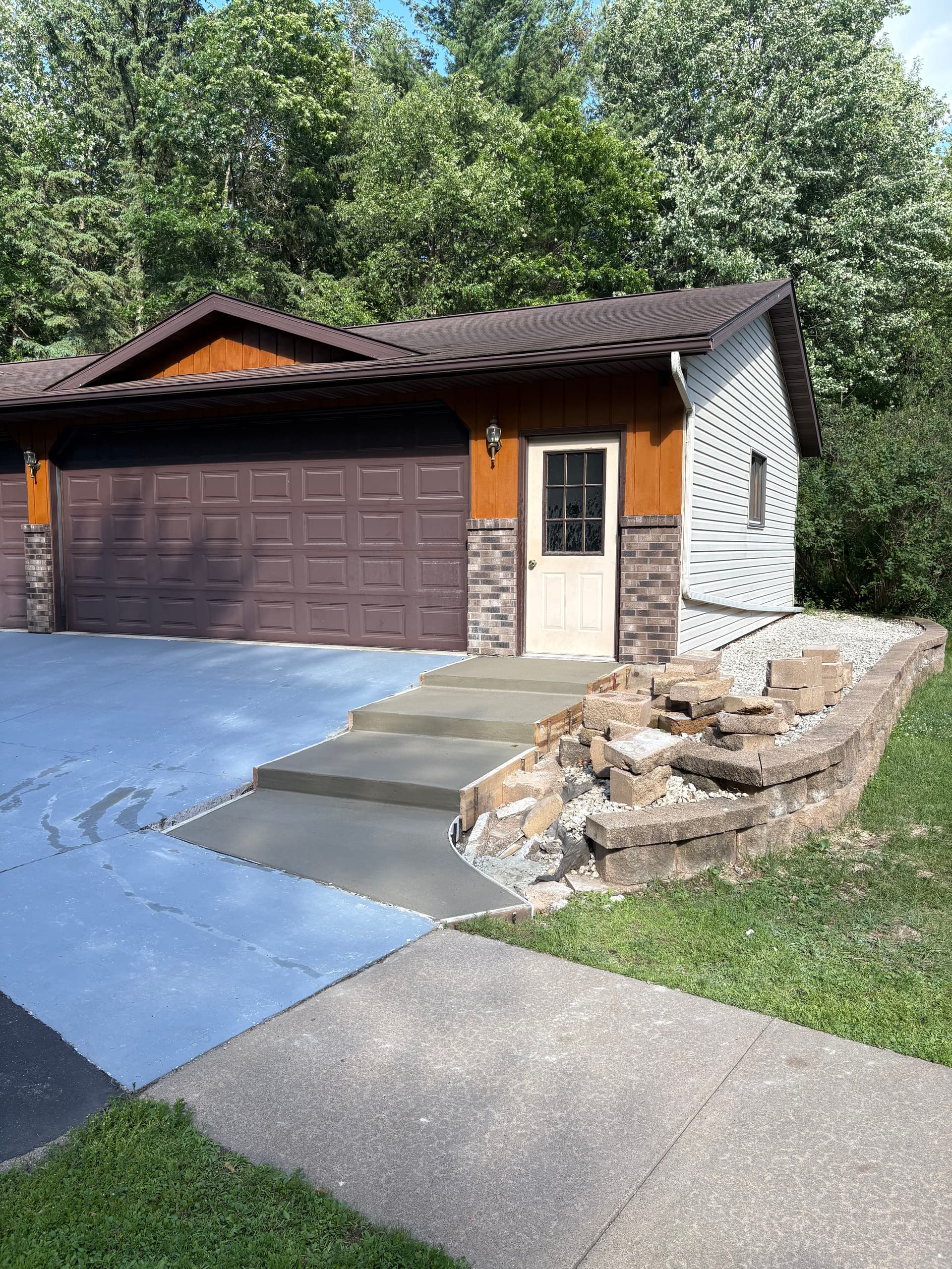 Gallery photos for Concrete Steps, Retaining Wall and Landscaping Upgrade at a Residential Entrance: Image #4