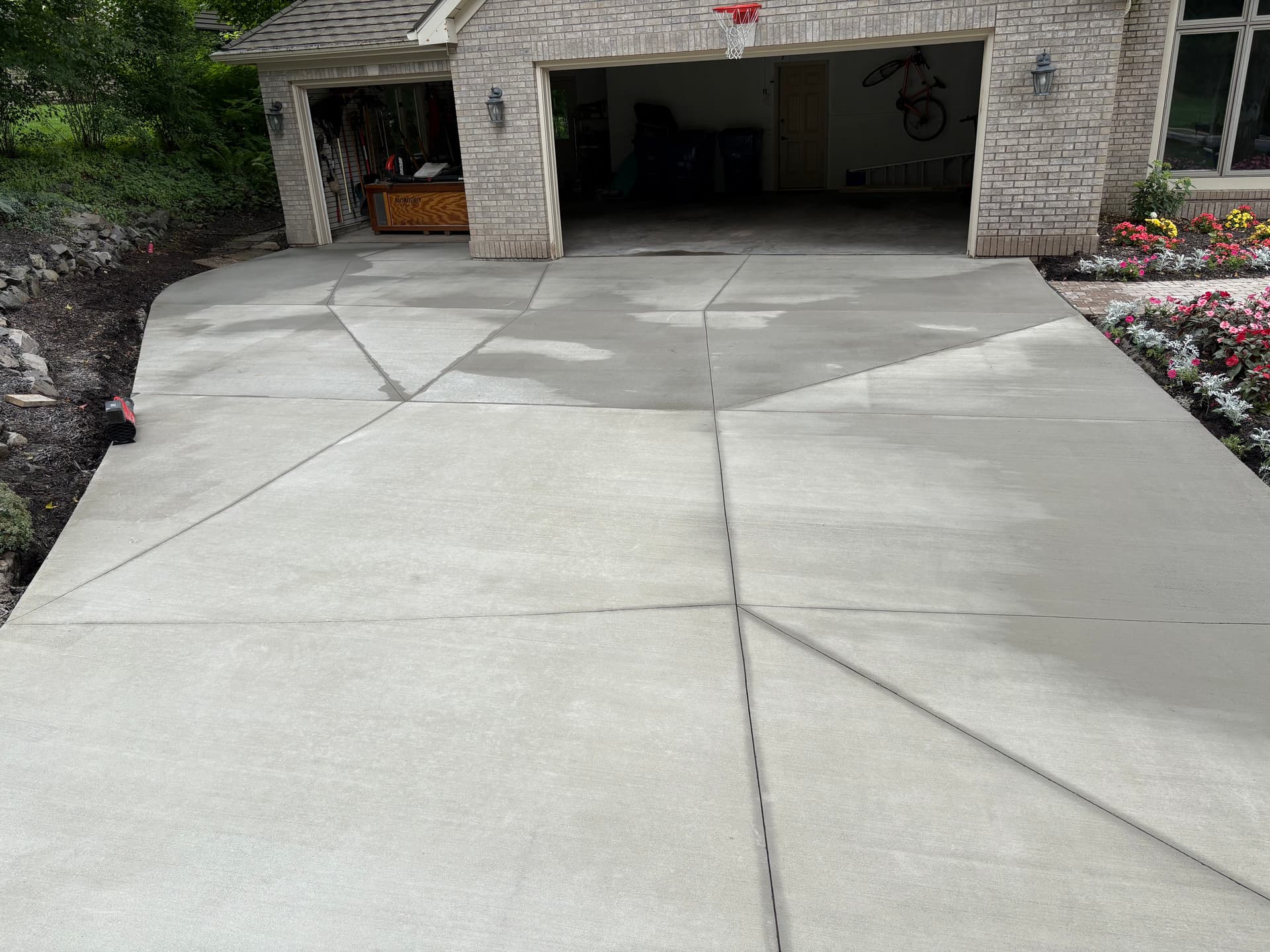 Gallery photos for Cracked Concrete Driveway Replaced With Reinforced Flatwork: Image #3