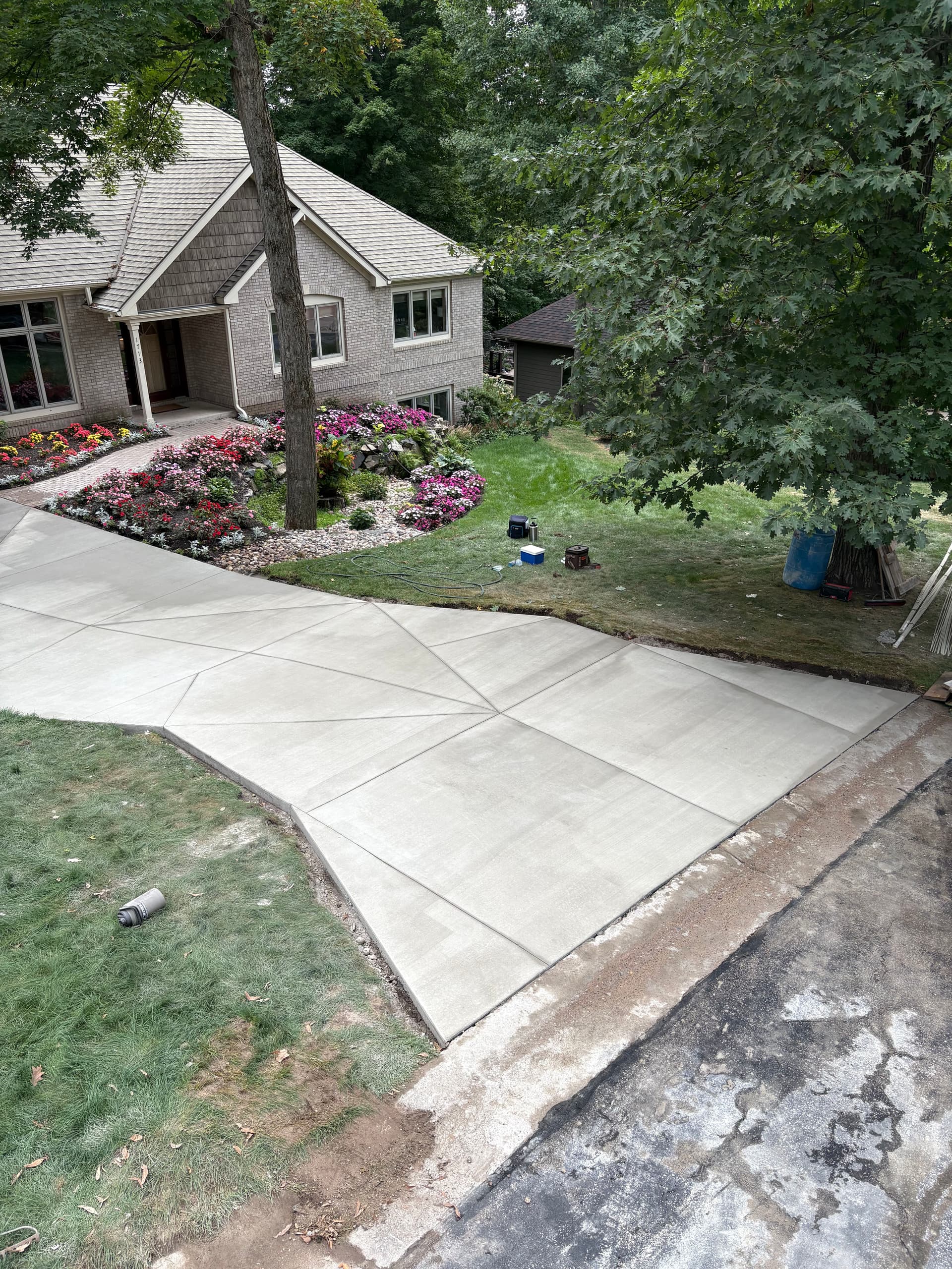 Gallery photos for Cracked Concrete Driveway Replaced With Reinforced Flatwork: Image #1